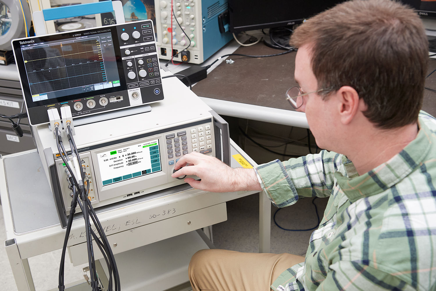 Image du technicien qui configure l’étalonnage de l’oscilloscope Fluke 9500C
